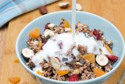 Frische Milch wird über ein Müesli geleert. Frische Milch wird über ein Müesli geleert.